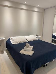1 dormitorio con 1 cama con toallas en Departamentos LIHO, Salta, Argentina en Salta