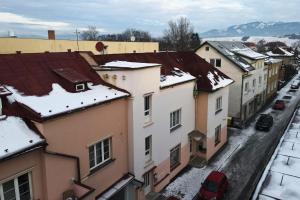 miasto ze śniegiem na dachach budynków w obiekcie Apartmán LM w Liptowskim Mikulaszu