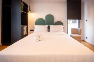 Ein Bett oder Betten in einem Zimmer der Unterkunft PAREA Athens