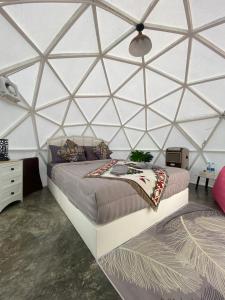- une chambre avec un grand lit dans une tente dans l'établissement Yellowstone Camps O2 Zone Khao Kho, à Khao Kho