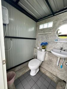 La salle de bains est pourvue de toilettes et d'un lavabo. dans l'établissement Yellowstone Camps O2 Zone Khao Kho, à Khao Kho