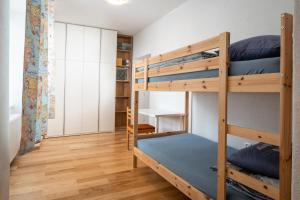 sypialnia z łóżkami piętrowymi w pokoju wieloosobowym w obiekcie Apartmán LM w Liptowskim Mikulaszu