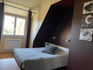 1 dormitorio con cama y ventana en Gite des galets en Saint-Léonard