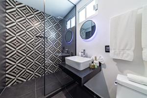 y baño con lavabo y espejo. en Casa Nou, en Ciudad de México