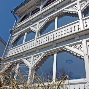 a building with a lot of windows at Ferienzimmer in der Villa Ostseelilie in Sassnitz