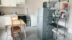 Kuchyň nebo kuchyňský kout v ubytování Maison à Orléans avec jardin