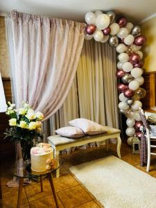 una habitación con cortina, banco y globos en Kuća za odmor Mirna en Cepidlak