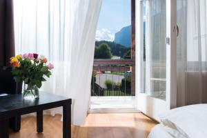 Vista generica sulle montagne o vista sulle montagne dall'interno dell'hotel