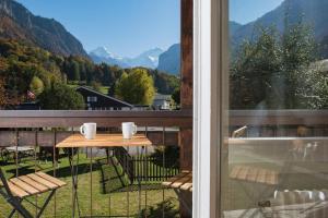 Vista generica sulle montagne o vista sulle montagne dall'interno dell'hotel