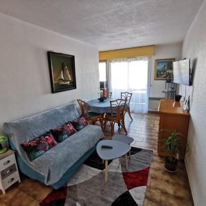 カネ・アン・ルシヨンにあるAppartement T2 vue Mer et Port,2 balcons, Parking privéのソファとテーブルのあるリビングルーム