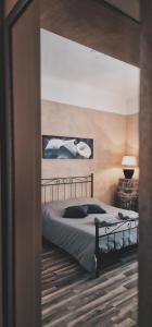 sypialnia z łóżkiem i dużym lustrem w obiekcie House Colosseo w Rzymie
