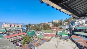 vista sulla città da un edificio di Yakkha Hotel a Darjeeling