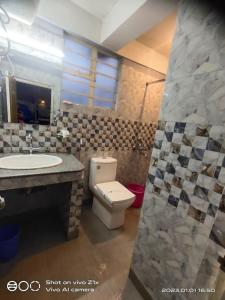 bagno con servizi igienici e lavandino di Yakkha Hotel a Darjeeling