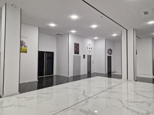 una grande camera con pareti bianche e pavimenti in marmo di Alvina apartment Tsaghkadzor a Tsaghkadzor