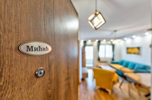 un cierre de una puerta de madera en una sala de estar en Apartman Relja Zlatibor, en Zlatibor