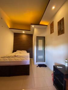 เตียงในห้องที่ Watukarung Sackstone Guesthouse