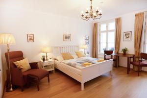 - une chambre avec un lit, une table et des chaises dans l'établissement Residenz am Tabor, à Vienne