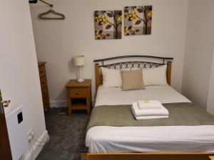 sypialnia z łóżkiem z ręcznikiem w obiekcie 4 New Assembly Close - Royal Mile w Edynburgu