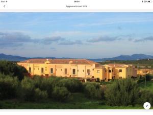 ムルタ・マリアにあるBorgo Di Murta Maria Houseの山を背景にした畑家群