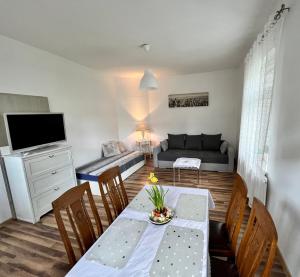 sala de estar con mesa y sofá en Apartament Willa Aurora, en Kudowa-Zdrój