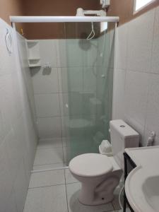 ein Badezimmer mit Dusche, Toilette und Waschbecken in der Unterkunft Taíba Downwind House in São Gonçalo do Amarante