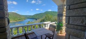 balkon z ławką i widokiem na rzekę w obiekcie Ma villa au bord de l'eau w mieście Miremont