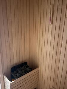 una esquina de un armario de madera con rocas. en Luxury Apartments Anja en Jahorina