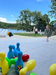 Una bambina che gioca con i giocattoli in un parco di Wellness Hotel Vinnay a Vinné