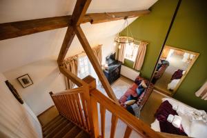 einen Blick über ein Wohnzimmer mit grünen Wänden in der Unterkunft Hayloft Cottage - Rudge Farm Cottages in Bridport