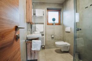La salle de bains est pourvue de toilettes, d'un lavabo et d'une fenêtre. dans l'établissement Appartement Stern Dagmar, à Neustift im Stubaital