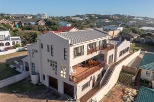 ポート・アルフレッドにあるA-View-at-Kingfisher Port Alfred Guest Accommodationの白屋の空中