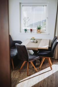 a dining room table and two chairs and a window at Appartement Stern Dagmar in Neustift im Stubaital