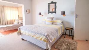 Łóżko lub łóżka w pokoju w obiekcie A-View-at-Kingfisher Port Alfred Guest Accommodation