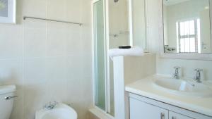 Bilik mandi di A-View-at-Kingfisher Port Alfred Guest Accommodation