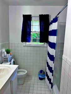 ein Bad mit einem Waschbecken, einem WC und einem Fenster in der Unterkunft Triple Crown-Casino/Shopping/Brewery/Hampton University/ Langley AFB in Portsmouth