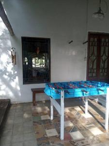 una mesa de ping pong azul en una habitación en Finca El Pacará en Agua de Oro