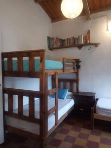 1 dormitorio con 2 literas en una habitación en Finca El Pacará en Agua de Oro