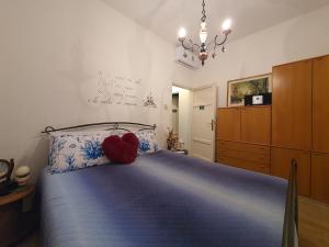 福洛尼卡的住宿－Casa Mare Berny，一间卧室配有一张带心枕的床