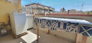 福洛尼卡的住宿－Casa Mare Berny，阳台上的桌子上布着布
