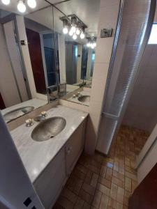 een badkamer met 2 wastafels en een grote spiegel bij Mar del plata in Mar del Plata