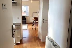 um corredor com uma cozinha e uma sala de estar em Cozy City Center Apartment em Graz