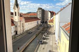 una vista da una finestra di una strada della città di Cozy City Center Apartment a Graz