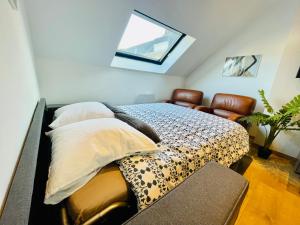 a bedroom with a bed with pillows and a window at Iflex - 2P à 4P en Duplex - Henriville in Amiens