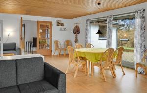 un soggiorno con tavolo e sedie di 1 Bedroom Lovely Home In Kalvehave a Kalvehave