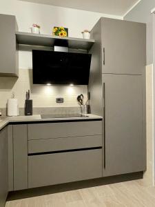 eine Küche mit einem Kühlschrank und einer Theke in der Unterkunft Rivacentro 2 in Riva del Garda