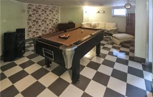 un soggiorno con un tavolo da biliardo e un divano di Stunning Home In Grabowska Huta a Nowa Karczma