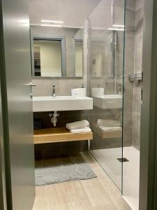uma casa de banho com um lavatório e um chuveiro em Rivacentro 2 em Riva del Garda