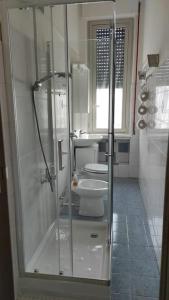 y baño con aseo y ducha acristalada. en Appartamento sul Naviglio, alle porte di Milano, en Corsico