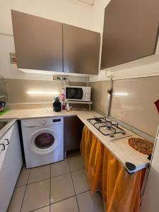 cocina pequeña con fogones y microondas en Appartamento sul Naviglio, alle porte di Milano, en Corsico