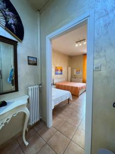 1 dormitorio con 2 camas y baño con espejo. en Appartamento sul Naviglio, alle porte di Milano, en Corsico